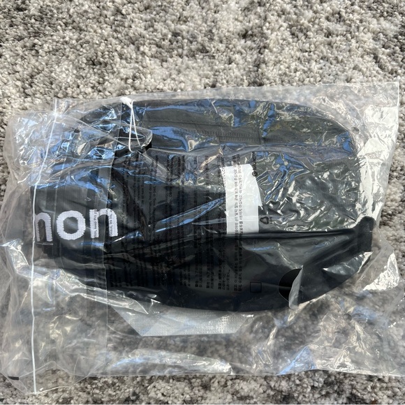 NWT LULULEMON Everywhere Belt Bag - Picture 2 of 2